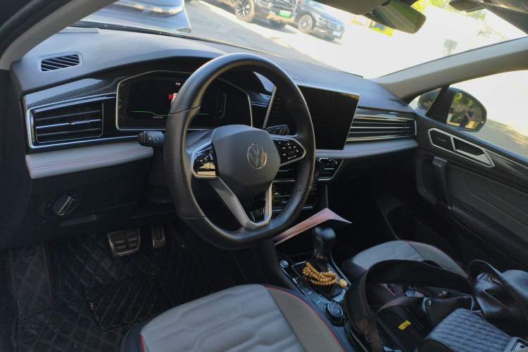 Used Volkswagen Tiguan L 2022 380TSI Automatic All-Wheel Drive R-Line Flagship 7-Seater Center Console