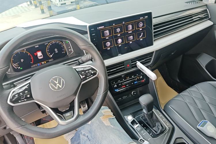 Used Volkswagen Tiguan L 2022 330TSI Automatic Two-Wheel Drive R-Line Enhanced Edition Center Console