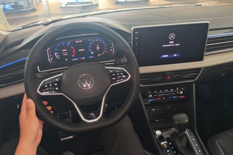 Used Volkswagen Tiguan L 2022 330TSI Automatic Two-Wheel Drive R-Line Enhanced Edition Center Console