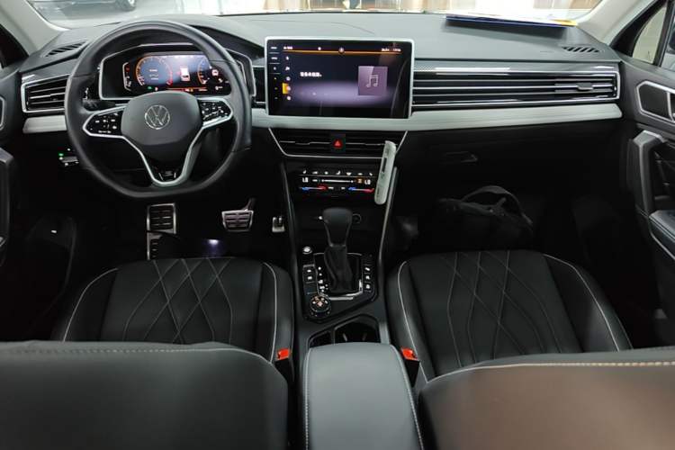 Used Volkswagen Tiguan L 2022 380TSI Automatic All-Wheel Drive R-Line Enhanced Comfort 7-Seater Center Console