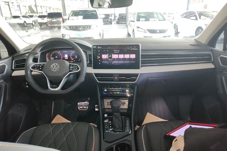 Used Volkswagen Tiguan L 2022 330TSI Automatic Two-Wheel Drive R-Line Enhanced Edition Center Console