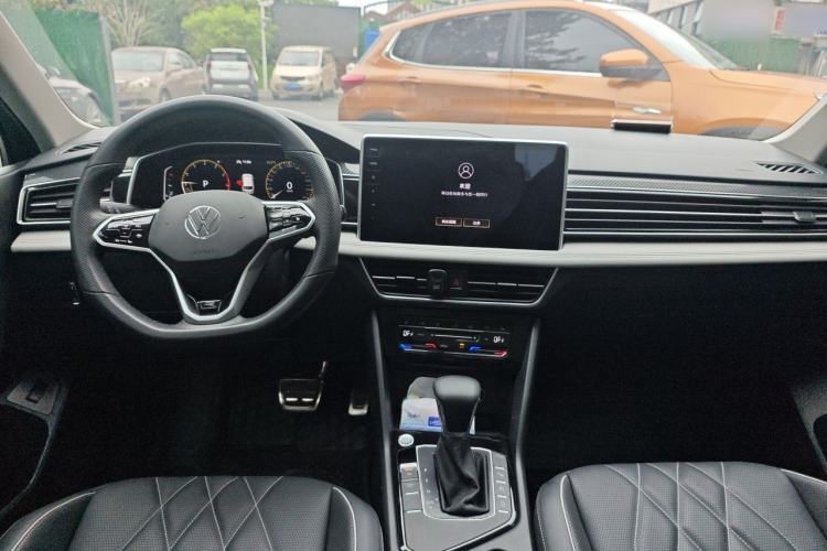 Used Volkswagen Tiguan L 2022 330TSI Automatic Two-Wheel Drive R-Line Enhanced Edition Center Console