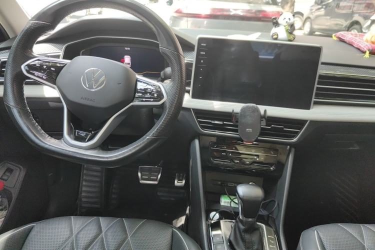 Used Volkswagen Tiguan L 2022 330TSI Automatic Two-Wheel Drive R-Line Flagship Edition Center Console