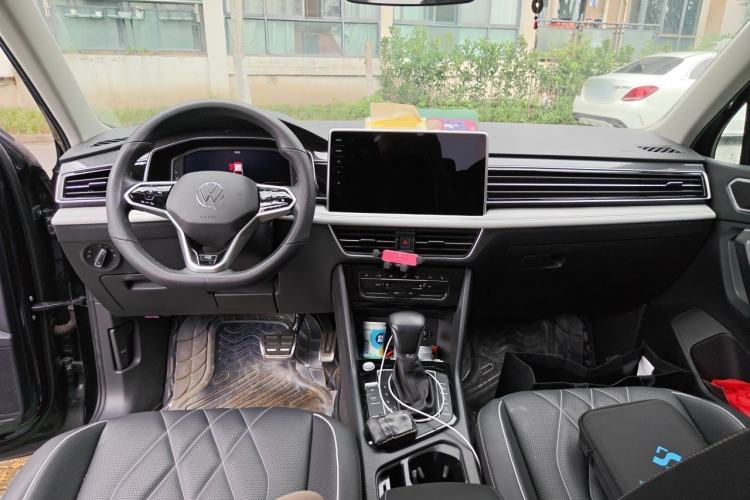 Used Volkswagen Tiguan L 2022 330TSI Automatic Two-Wheel Drive R-Line Enhanced Edition Center Console