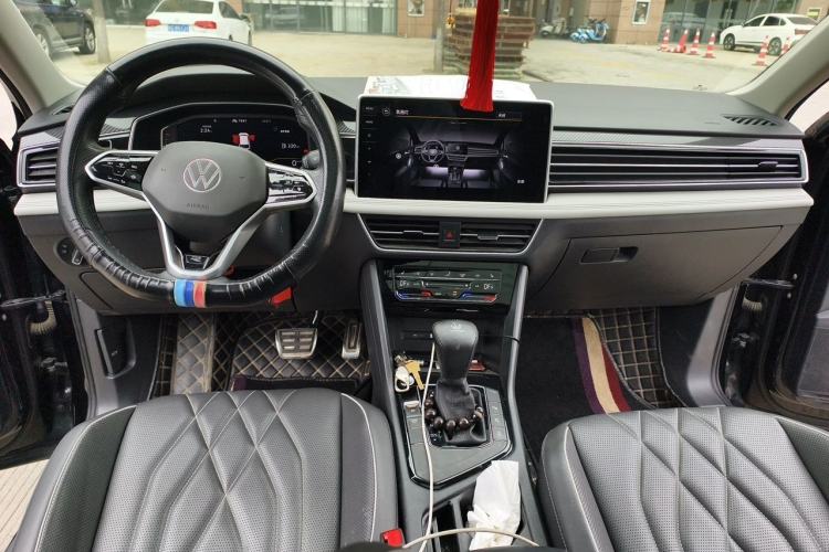 Used Volkswagen Tiguan L 2022 330TSI Automatic Two-Wheel Drive R-Line Enhanced Edition Center Console