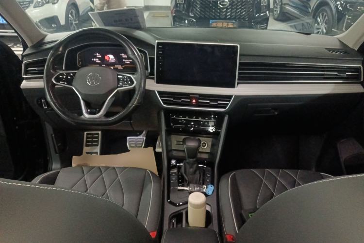 Used Volkswagen Tiguan L 2022 330TSI Automatic Two-Wheel Drive R-Line Enhanced Edition Center Console