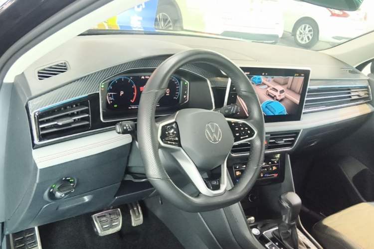 Used Volkswagen Tiguan L 2022 330TSI Automatic Two-Wheel Drive R-Line Flagship Edition Center Console