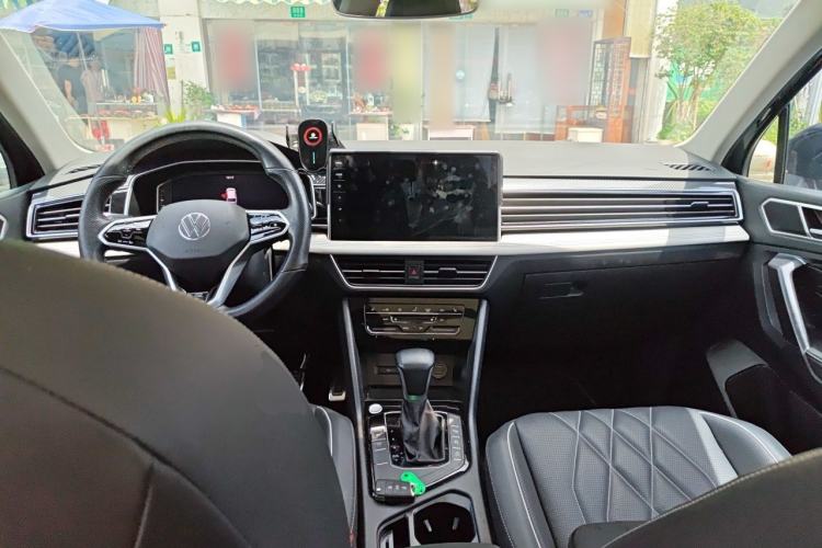 Used Volkswagen Tiguan L 2022 330TSI Automatic Two-Wheel Drive R-Line Enhanced Edition Center Console