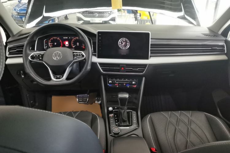 Used Volkswagen Tiguan L 2022 380TSI Automatic All-Wheel Drive R-Line Enhanced Comfort 7-Seater Center Console