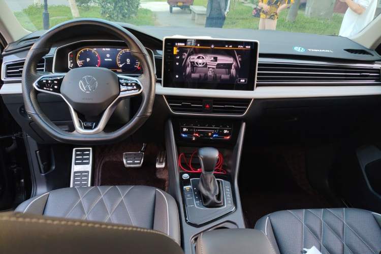 Used Volkswagen Tiguan L 2022 330TSI Automatic Two-Wheel Drive R-Line Enhanced Edition Center Console
