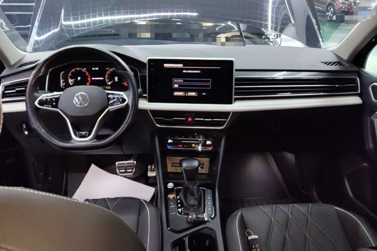 Used Volkswagen Tiguan L 2022 330TSI Automatic Two-Wheel Drive R-Line Enhanced Edition Center Console