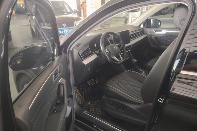 Used Volkswagen Tiguan L 2022 330TSI Automatic Two-Wheel Drive R-Line Enhanced Edition Driver Seat