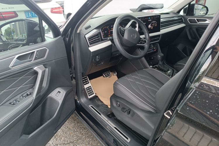 Used Volkswagen Tiguan L 2022 380TSI Automatic All-Wheel Drive R-Line Enhanced Comfort 7-Seater Driver Seat