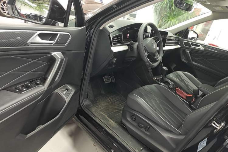 Used Volkswagen Tiguan L 2022 380TSI Automatic All-Wheel Drive R-Line Enhanced Comfort 7-Seater Driver Seat