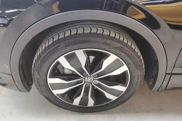 Used Volkswagen Tiguan L 2022 330TSI Automatic Two-Wheel Drive R-Line Enhanced Edition Exterior 4