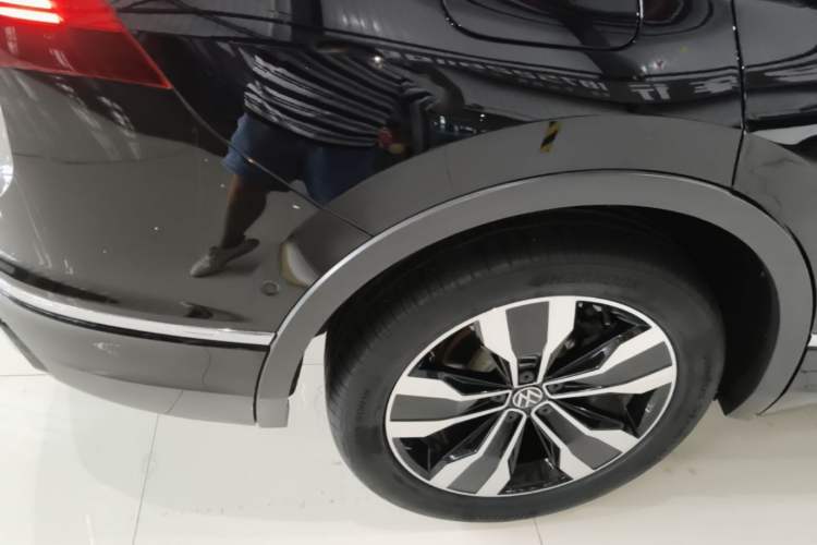 Used Volkswagen Tiguan L 2022 330TSI Automatic Two-Wheel Drive R-Line Enhanced Edition Exterior 5