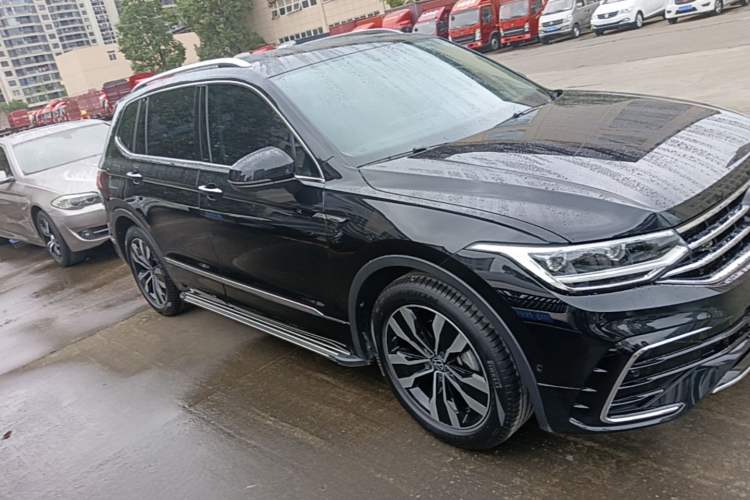 Used Volkswagen Tiguan L 2022 330TSI Automatic Two-Wheel Drive R-Line Enhanced Edition Front Right 45 Deg