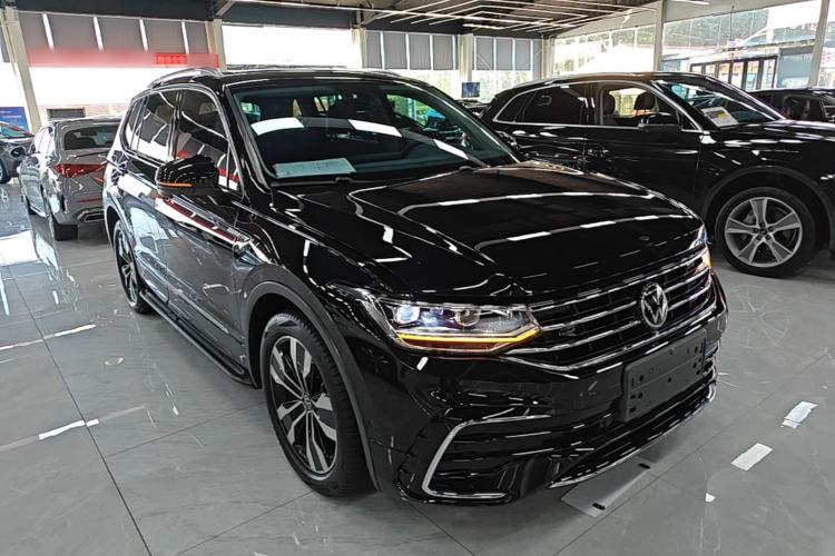 Used Volkswagen Tiguan L 2022 380TSI Automatic All-Wheel Drive R-Line Enhanced Comfort 7-Seater Front Right 45 Deg
