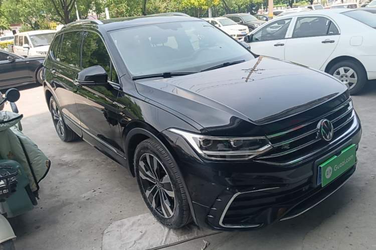 Used Volkswagen Tiguan L 2022 330TSI Automatic Two-Wheel Drive R-Line Enhanced Edition Front Right 45 Deg