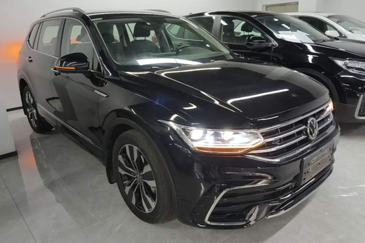 Used Volkswagen Tiguan L 2022 330TSI Automatic Two-Wheel Drive R-Line Enhanced Edition Front Right 45 Deg