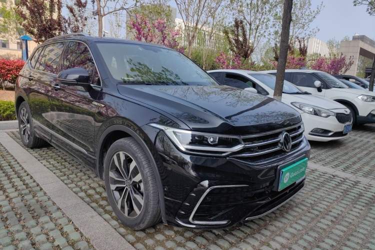 Used Volkswagen Tiguan L 2022 330TSI Automatic Two-Wheel Drive R-Line Enhanced Edition Front Right 45 Deg