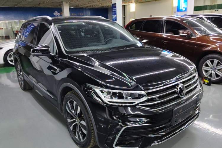 Used Volkswagen Tiguan L 2022 330TSI Automatic Two-Wheel Drive R-Line Enhanced Edition Front Right 45 Deg