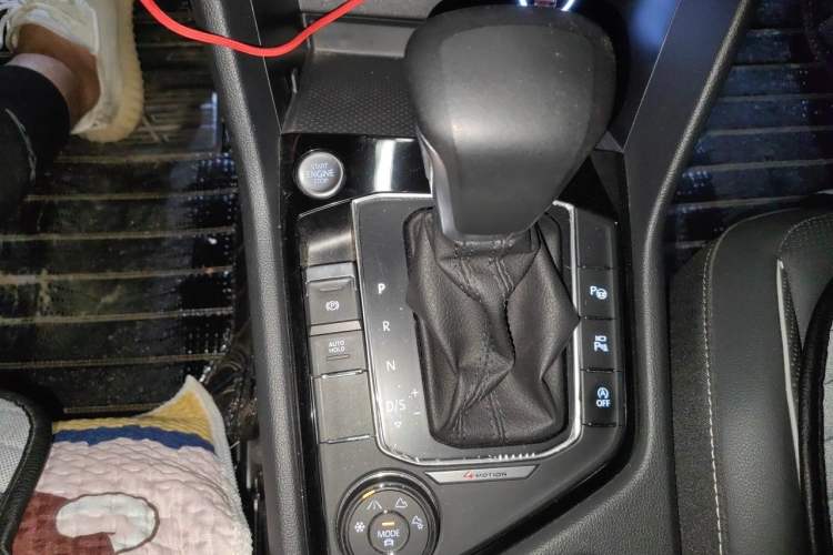 Used Volkswagen Tiguan L 2022 380TSI Automatic All-Wheel Drive R-Line Enhanced Comfort 7-Seater Gear Lever