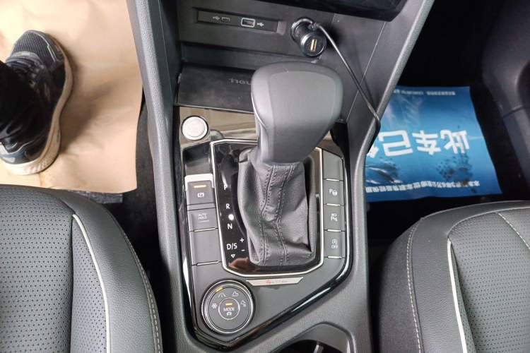 Used Volkswagen Tiguan L 2022 380TSI Automatic All-Wheel Drive R-Line Enhanced Comfort 7-Seater Gear Lever