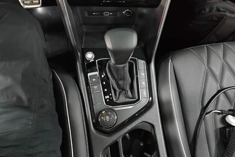 Used Volkswagen Tiguan L 2022 380TSI Automatic All-Wheel Drive R-Line Enhanced Comfort 7-Seater Gear Lever