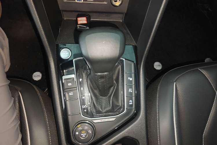 Used Volkswagen Tiguan L 2022 380TSI Automatic All-Wheel Drive R-Line Enhanced Comfort 7-Seater Gear Lever