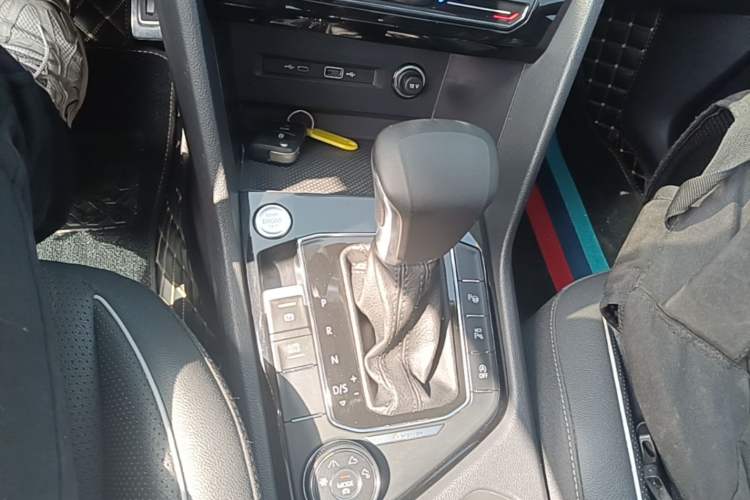 Used Volkswagen Tiguan L 2022 380TSI Automatic All-Wheel Drive R-Line Enhanced Comfort 7-Seater Gear Lever