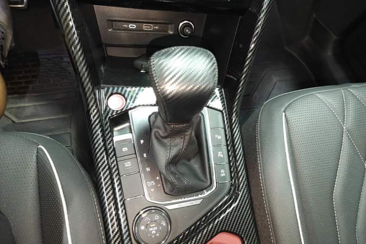 Used Volkswagen Tiguan L 2022 380TSI Automatic All-Wheel Drive R-Line Enhanced Comfort 7-Seater Gear Lever