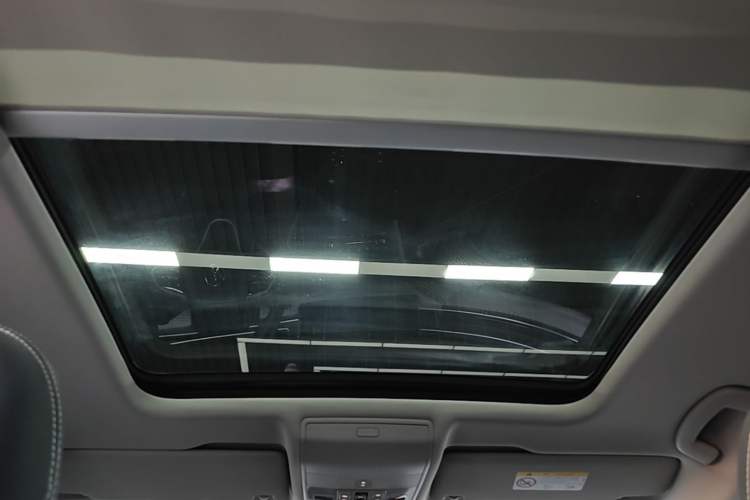 Used Volkswagen Tiguan L 2022 380TSI Automatic All-Wheel Drive R-Line Enhanced Comfort 7-Seater Headliner
