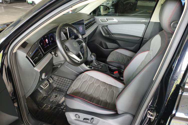Used Volkswagen Tiguan L 2022 330TSI Automatic Two-Wheel Drive R-Line Enhanced Edition Interior 2