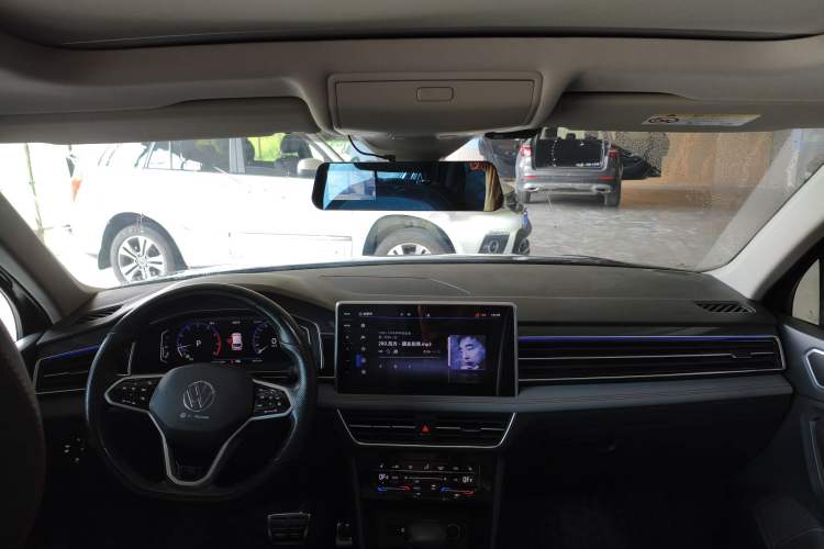 Used Volkswagen Tiguan L 2022 330TSI Automatic Two-Wheel Drive R-Line Enhanced Edition Interior 3