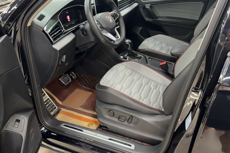 Used Volkswagen Tiguan L 2022 330TSI Automatic Two-Wheel Drive R-Line Flagship Edition Interior 3