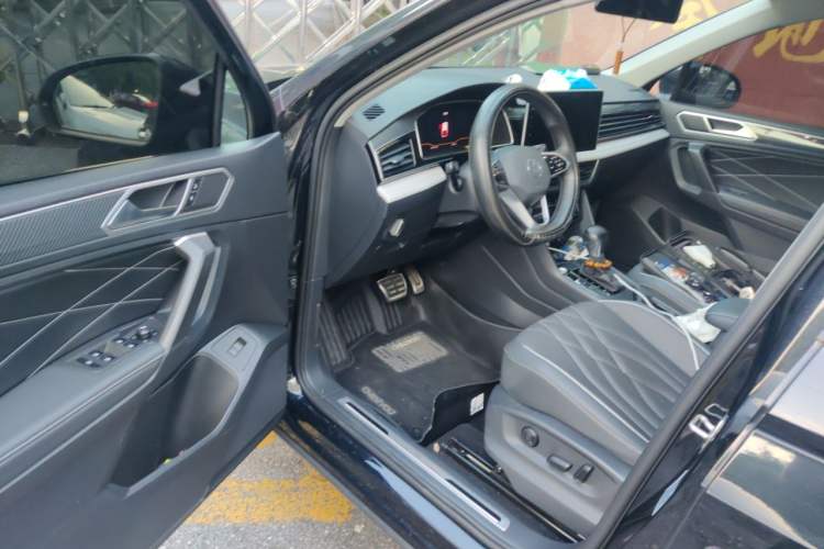 Used Volkswagen Tiguan L 2022 330TSI Automatic Two-Wheel Drive R-Line Enhanced Edition Interior 3