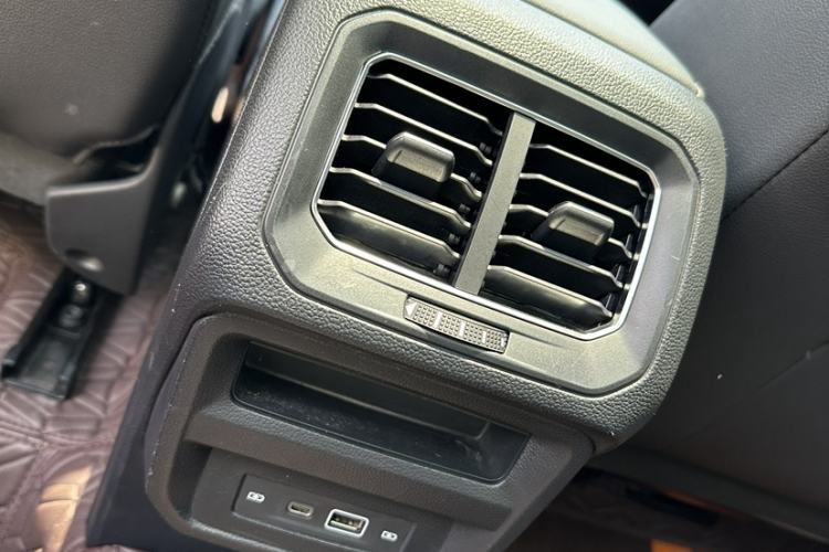 Used Volkswagen Tiguan L 2022 330TSI Automatic Two-Wheel Drive R-Line Enhanced Edition Interior 4