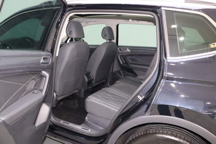 Used Volkswagen Tiguan L 2022 330TSI Automatic Two-Wheel Drive R-Line Enhanced Edition Interior 5