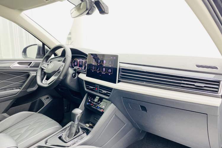 Used Volkswagen Tiguan L 2022 330TSI Automatic Two-Wheel Drive R-Line Enhanced Edition Interior 5