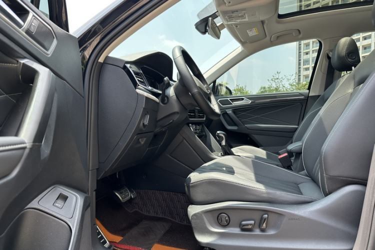 Used Volkswagen Tiguan L 2022 330TSI Automatic Two-Wheel Drive R-Line Enhanced Edition Interior 6
