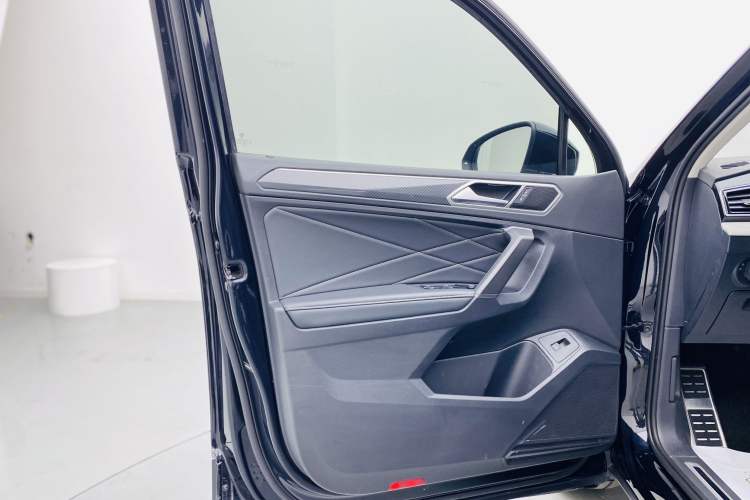 Used Volkswagen Tiguan L 2022 330TSI Automatic Two-Wheel Drive R-Line Enhanced Edition Interior 6