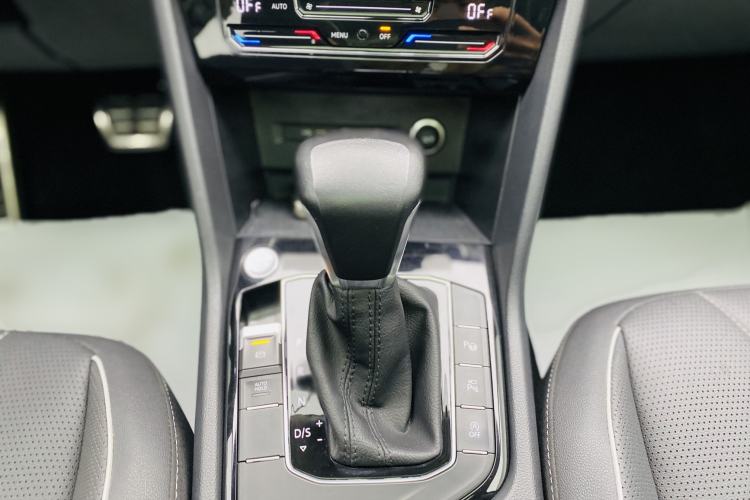 Used Volkswagen Tiguan L 2022 330TSI Automatic Two-Wheel Drive R-Line Enhanced Edition Interior 7