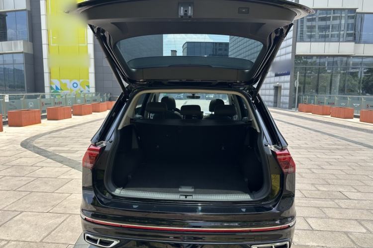 Used Volkswagen Tiguan L 2022 330TSI Automatic Two-Wheel Drive R-Line Enhanced Edition Interior 8