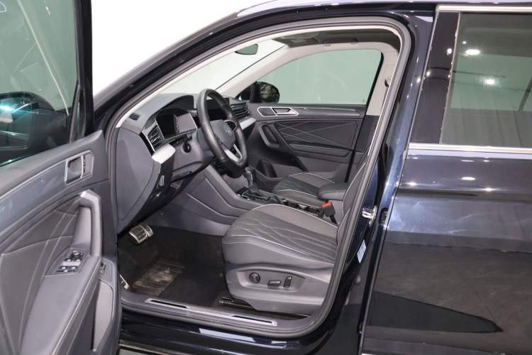 Used Volkswagen Tiguan L 2022 330TSI Automatic Two-Wheel Drive R-Line Enhanced Edition Left Front Seat
