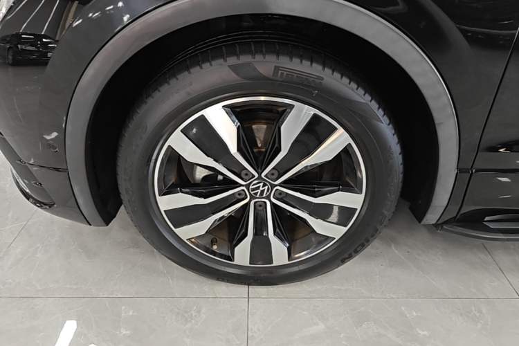 Used Volkswagen Tiguan L 2022 380TSI Automatic All-Wheel Drive R-Line Enhanced Comfort 7-Seater Left Front Wheel Hub
