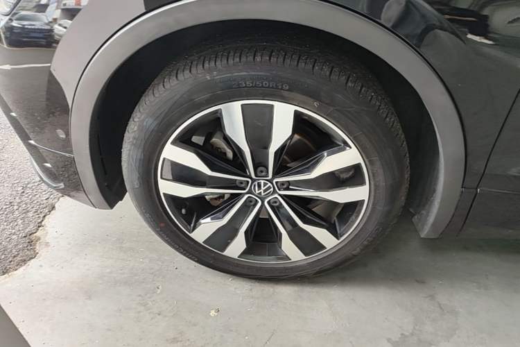 Used Volkswagen Tiguan L 2022 330TSI Automatic Two-Wheel Drive R-Line Flagship Edition Left Front Wheel Hub