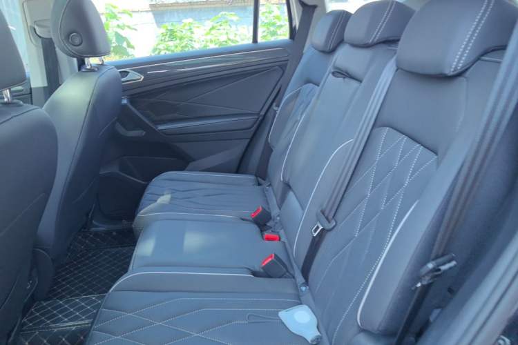 Used Volkswagen Tiguan L 2022 330TSI Automatic Two-Wheel Drive R-Line Enhanced Edition Left Rear Seat