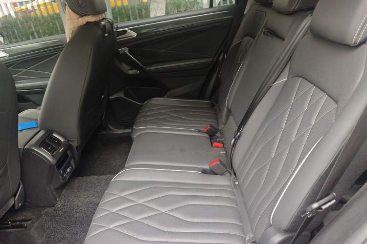 Used Volkswagen Tiguan L 2022 330TSI Automatic Two-Wheel Drive R-Line Flagship Edition Left Rear Seat