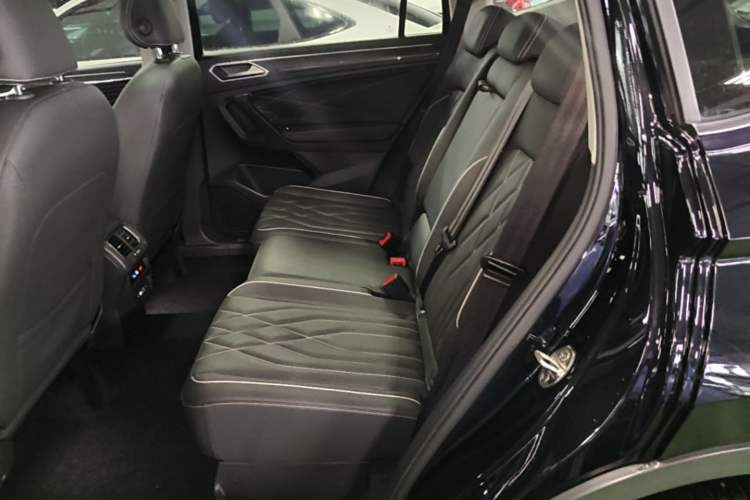 Used Volkswagen Tiguan L 2022 330TSI Automatic Two-Wheel Drive R-Line Enhanced Edition Left Rear Seat